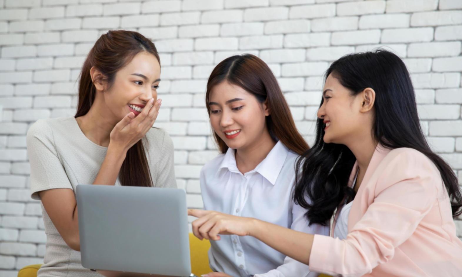 Estudiantes trabajando en proyectos reales durante el taller